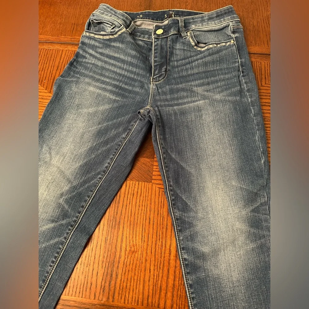 White House Black Market Cropped Blue Jeans size 6 - Picture 5 of 7